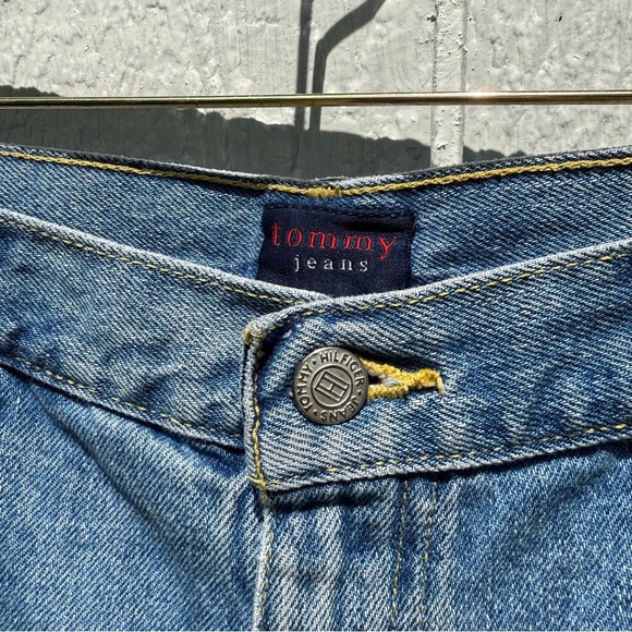 Vintage Women’s Tommy Hilfiger Jeans Denim Hipster Shorts Light Blue Wash 13 - Picture 3 of 8